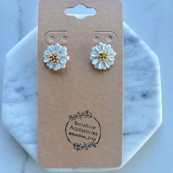 5/$25 DAISY SMALL STUDS - Picture 1 of 4